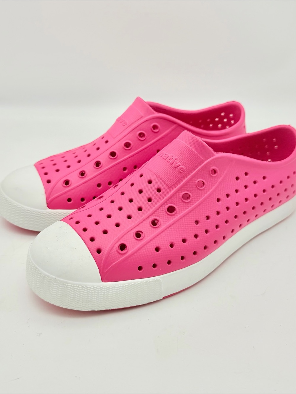 Native Shoes Kids Big Girls Size 5 Slip-On Sneakers in Hot Pink J5